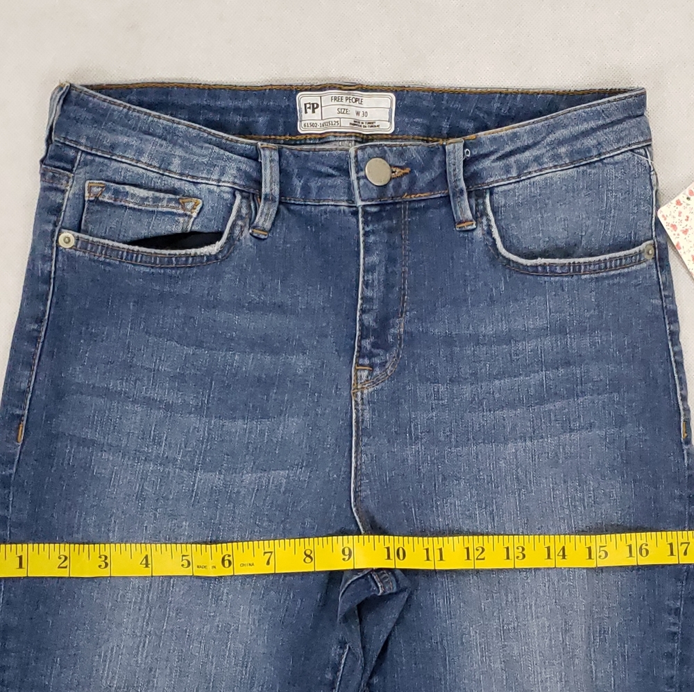 NWT Free People Blue Denim Crop High Rise Jeans - Picture 7 of 8